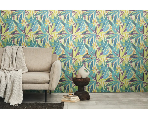 Imagine a unei camere cu tapet cu model cu motiv floral de frunze, canapea, măsuță laterală și decorațiuni.