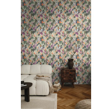 Cameră de zi cu tapet cu model floral, canapea și măsuță laterală