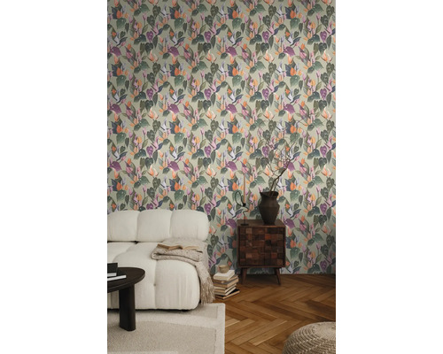 Cameră de zi cu tapet cu model floral, canapea și măsuță laterală