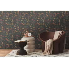 Scenă cu tapet cu model, fotoliu și elemente decorative pentru un interior elegant.