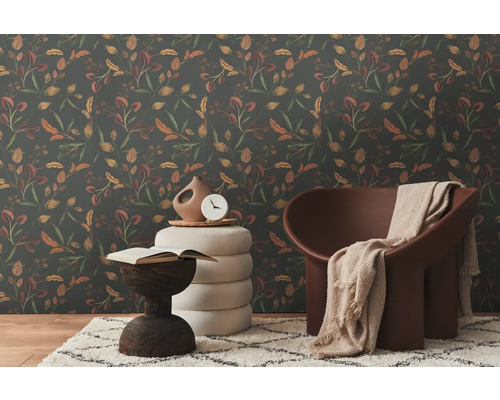 Scenă cu tapet cu model, fotoliu și elemente decorative pentru un interior elegant.