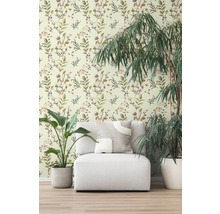 Cameră de zi cu tapet cu model floral, fotoliu și plante de apartament