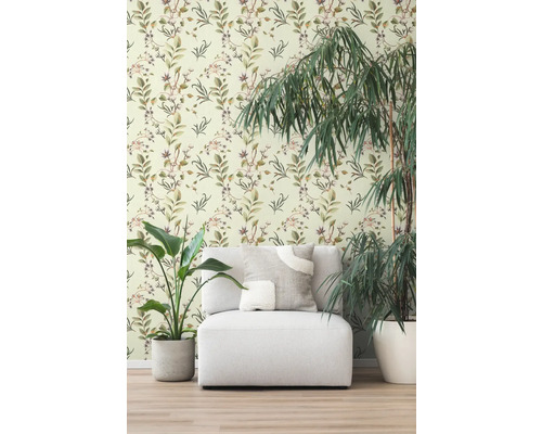Cameră de zi cu tapet cu model floral, fotoliu și plante de apartament