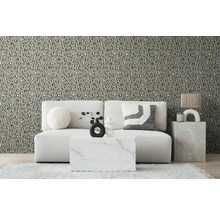 Scenă decorativă de sufragerie cu canapea, masă și tapet cu model animalier