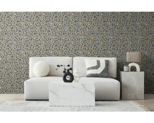Scenă decorativă de sufragerie cu canapea, masă și tapet cu model animalier