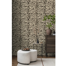 Interior cu tapet cu model, comodă și decorațiuni