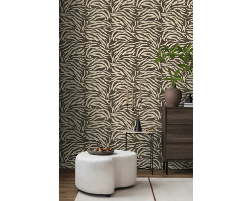 Interior cu tapet cu model, comodă și decorațiuni