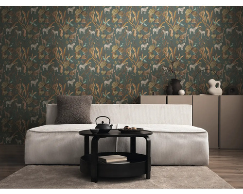 Living cu canapea, masă și tapet cu motiv animalier