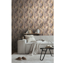 Living decorativ cu un tapet cu model de frunze, o canapea și un covor