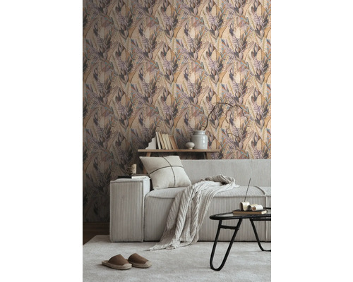 Living decorativ cu un tapet cu model de frunze, o canapea și un covor