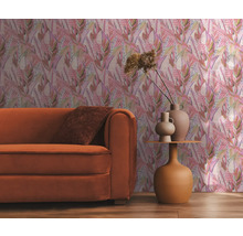 Living cu canapea portocalie, măsuță laterală și tapet floral pentru o atmosferă primitoare.