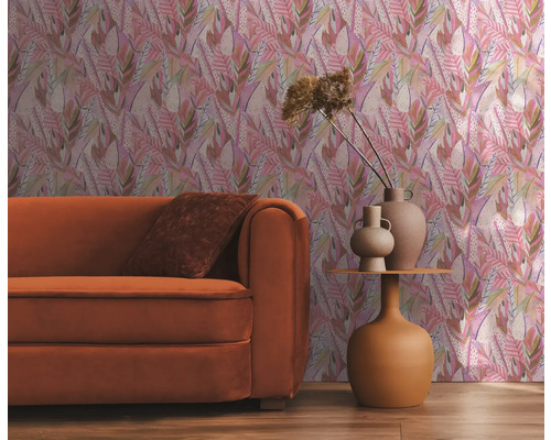 Living cu canapea portocalie, măsuță laterală și tapet floral pentru o atmosferă primitoare.