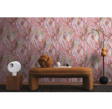 Cameră decorativă cu tapet cu model și mobilier asortat.