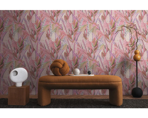 Cameră decorativă cu tapet cu model și mobilier asortat.