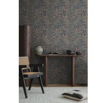 Imagine de interior cu tapet cu model, masă din lemn, scaun și decorațiuni
