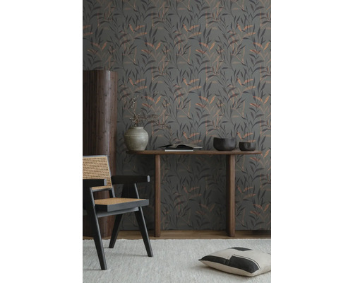 Imagine de interior cu tapet cu model, masă din lemn, scaun și decorațiuni