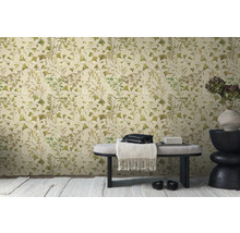 Vedere a camerei cu tapet cu model de frunze de ginkgo, bancă și decorațiuni.