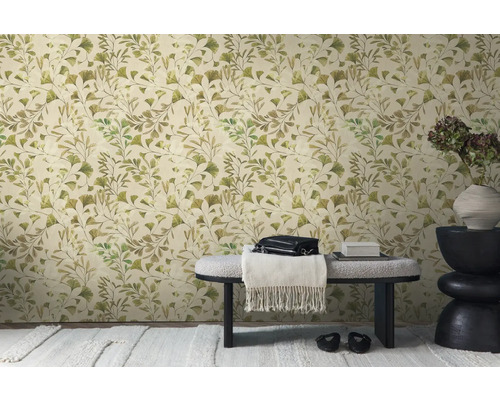 Vedere a camerei cu tapet cu model de frunze de ginkgo, bancă și decorațiuni.