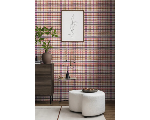 Interior de living cu tapet în carouri, comodă, taburet și decorațiuni pentru o atmosferă confortabilă.