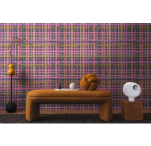 Interior cu tapet modelat, bancă și obiecte decorative
