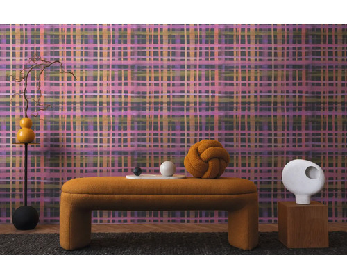 Interior cu tapet modelat, bancă și obiecte decorative