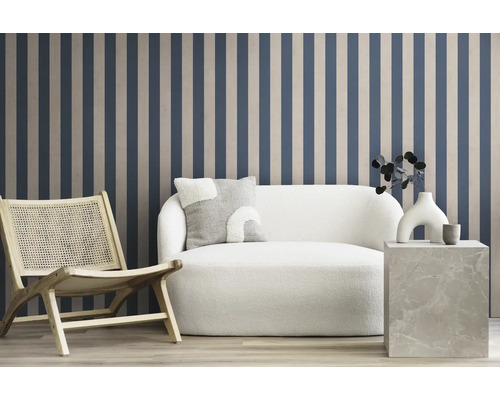 Design interior cu tapet cu dungi, fotoliu și canapea