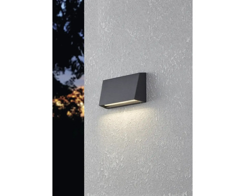 Lumină de perete exterioară gri pe un perete texturat