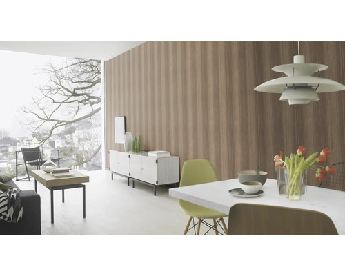 Cameră de zi luminoasă cu tapet în dungi, masă de sufragerie, bufet și fereastră mare