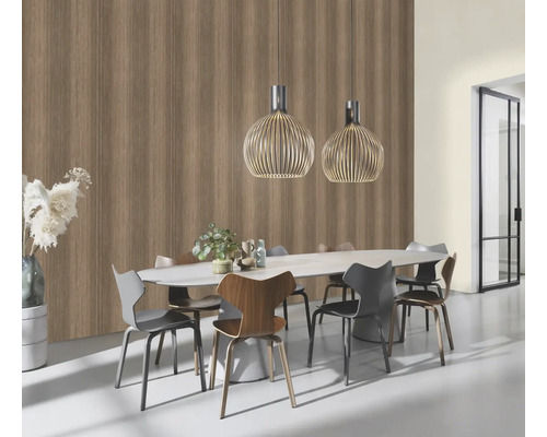 Sufragerie cu masă, scaune și lămpi suspendate în fața unui perete cu tapet cu aspect de lemn