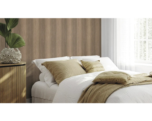 Dormitor cu panouri de perete din lemn, pat și noptieră