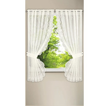 Perdea din dantelă cu model floral în fața unei ferestre