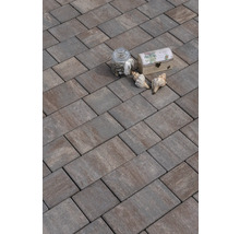 Pavaj autoblocant în model herringbone cu elemente decorative