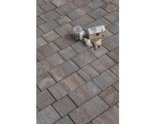 Pavaj autoblocant în model herringbone cu elemente decorative
