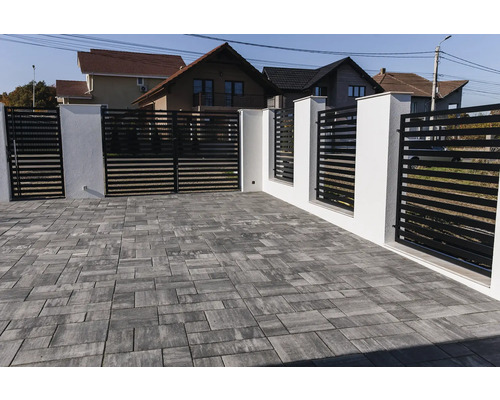 Alee de acces cu pavaj, gard și poartă