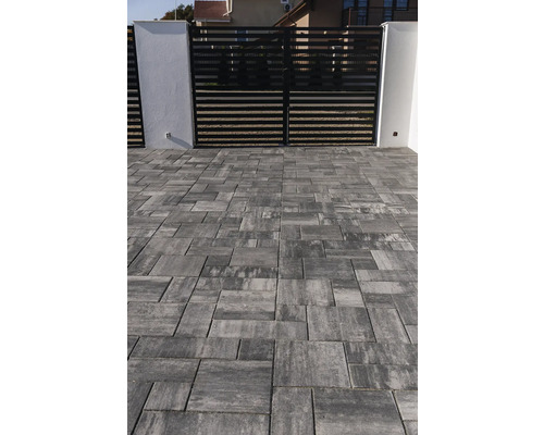 Pietre de pavaj gri în fața unei porți de grădină