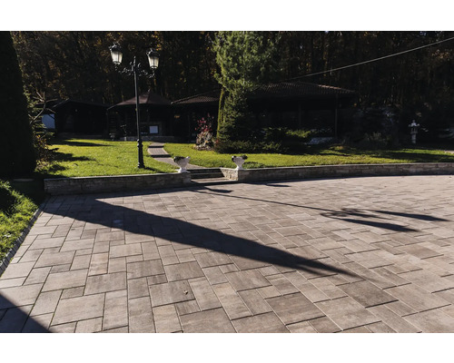 Suprafață pavată cu zonă de grădină și pavilion