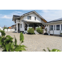 Casă individuală cu alee pavată și grădină