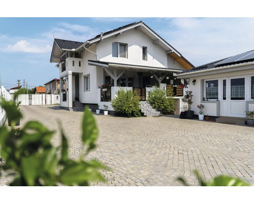 Casă individuală cu alee pavată și grădină