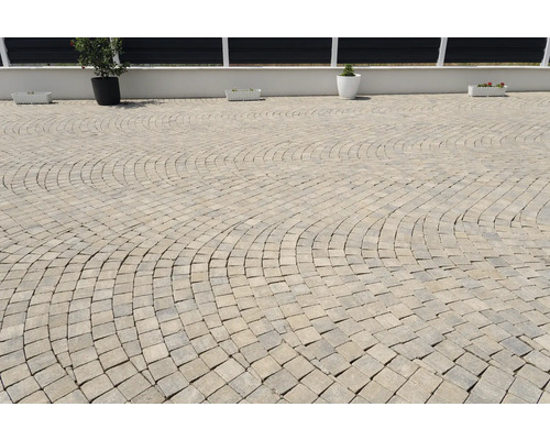 Pavele pe o terasă, așezate într-un model ondulat