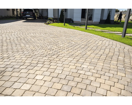 Alee pavată cu pavaj de piatră în fața unei case.