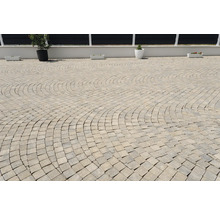 Suprafață pavată cu model de așezare în grădină.