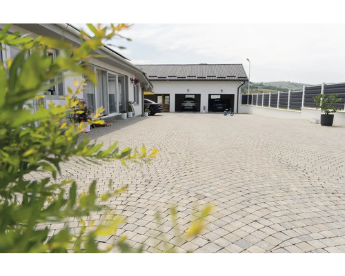 Alee pavată cu piatră cubică în fața unei case cu garaj