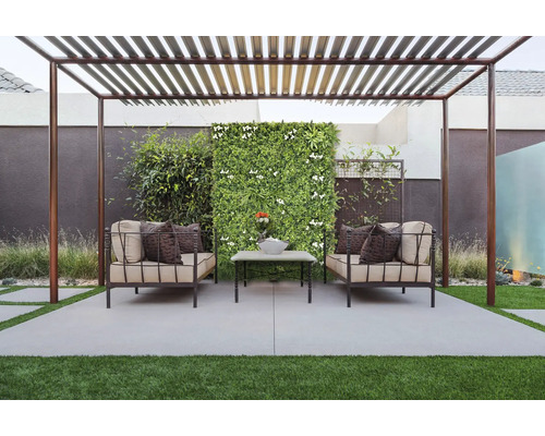 Terasa cu pergolă, canapele, măsuță de cafea și perete vegetal pentru un spațiu exterior relaxant.