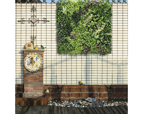 Grădină decorativă cu strat de flori vertical, ornament și sculpturi