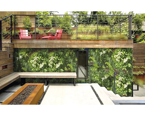 Spațiu exterior cu perete verde, bancă și vatră