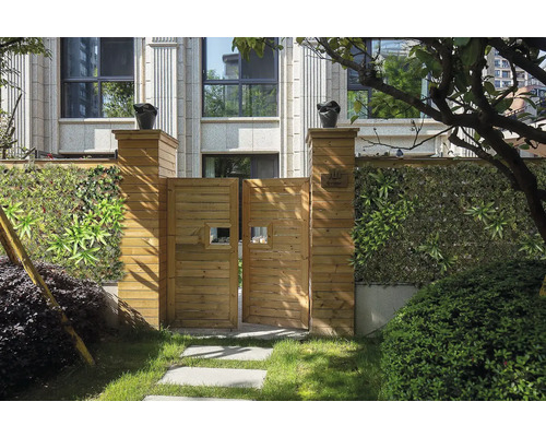 Poartă din lemn cu gard viu artificial și decorațiuni pentru grădină