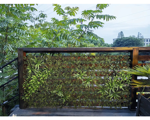 Perete decorativ cu plante verzi și cadru de lemn pentru exterior