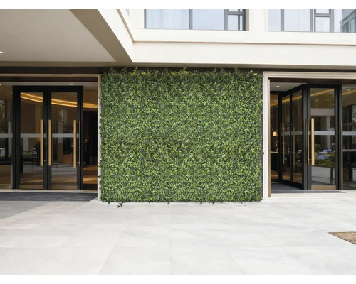 Fațadă cu gard viu artificial și zonă de intrare cu uși de sticlă