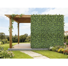 Grădină cu pavilion din lemn și gard viu artificial pentru intimitate