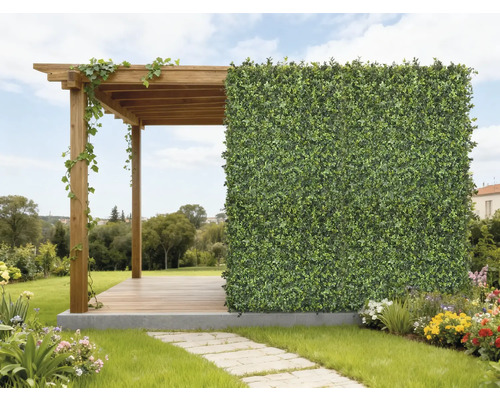 Grădină cu pavilion din lemn și gard viu artificial pentru intimitate